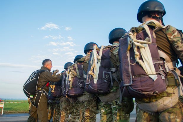 Харківські курсанти-нацгвардійці виконали стрибки з парашутом - фото 2