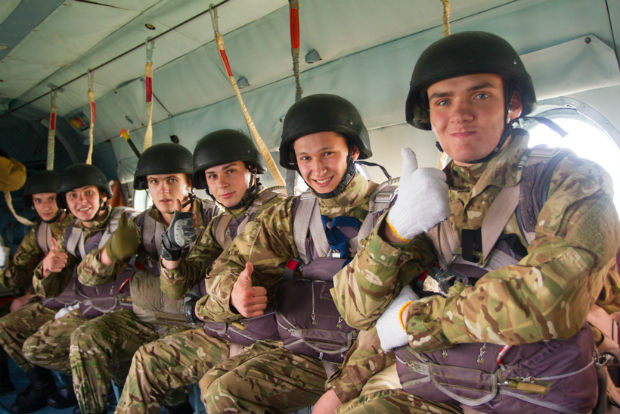 Харківські курсанти-нацгвардійці виконали стрибки з парашутом - фото 4