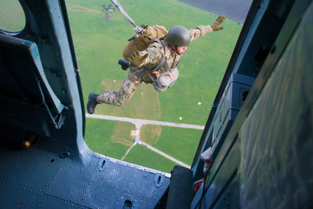 Харківські курсанти-нацгвардійці виконали стрибки з парашутом - фото 5