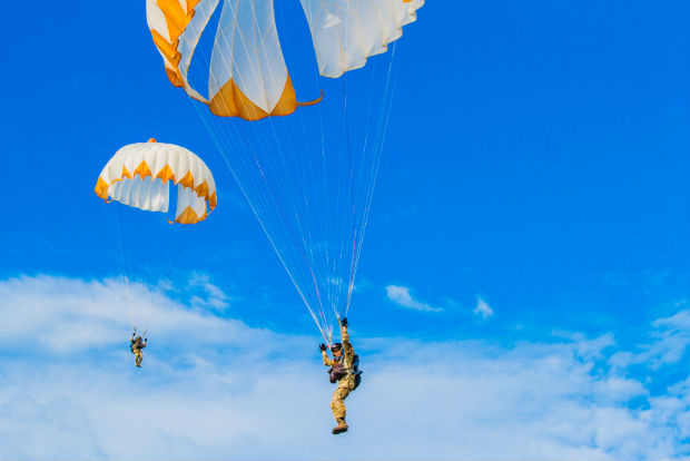 Харківські курсанти-нацгвардійці виконали стрибки з парашутом - фото 6