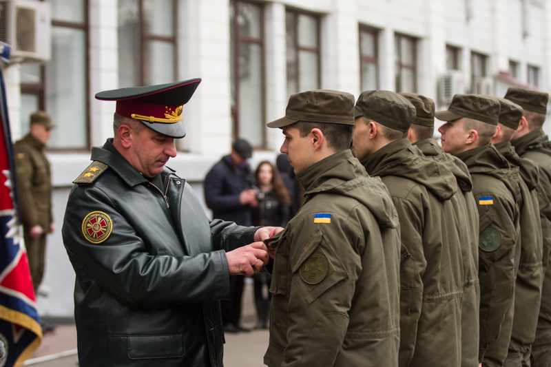 У Харкові випустили 200 лейтенантів Нацгвардії  - фото 9