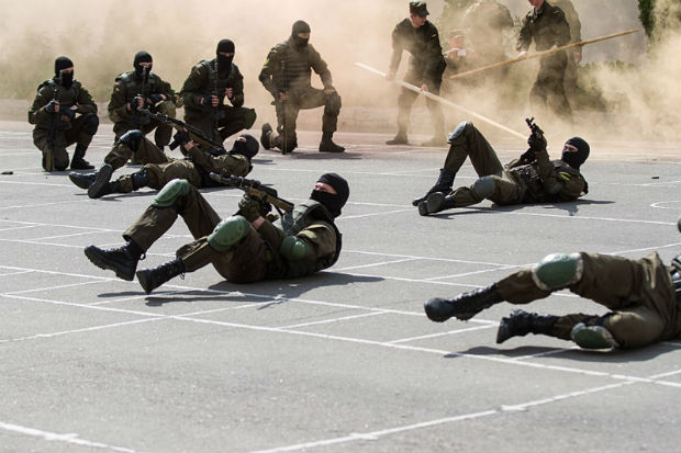 Харківські курсанти-спецпризначенці НГУ показали, як кулаком бити цеглу - фото 1
