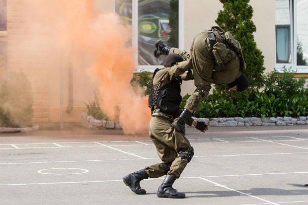 Харківські курсанти-спецпризначенці НГУ показали, як кулаком бити цеглу - фото 2