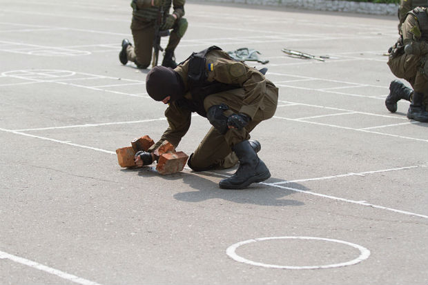 Харківські курсанти-спецпризначенці НГУ показали, як кулаком бити цеглу - фото 3