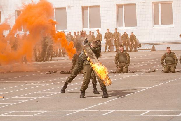 Харківські курсанти-спецпризначенці НГУ показали, як кулаком бити цеглу - фото 5