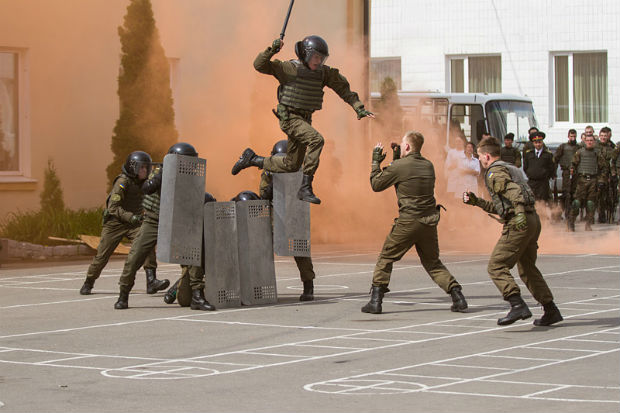 Харківські курсанти-спецпризначенці НГУ показали, як кулаком бити цеглу - фото 6