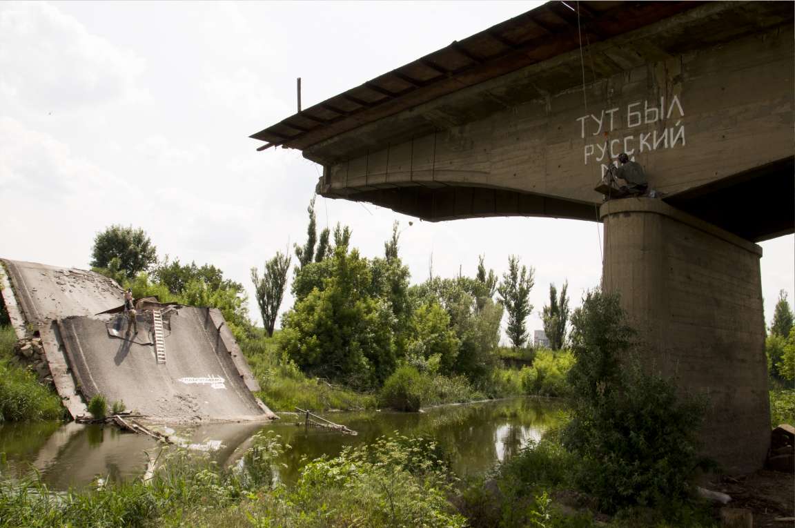 У Слов'янську підірваний бойовиками міст став арт-об'єктом (ФОТО) - фото 1