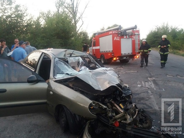 На Дніпропетровщині вантажівка вбила трьох людей у легковику і зникла  - фото 1