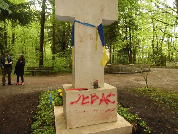 Чи варто переносити могилу Степана Бандери в Україну - фото 1
