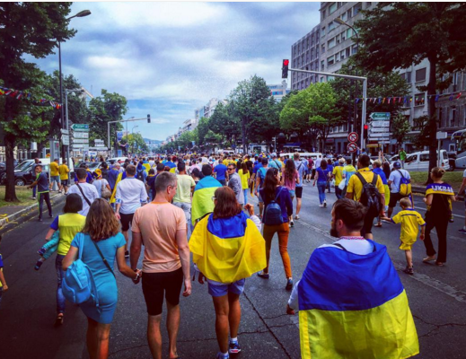 Українські фанати маршем пройшли по Марселю - фото 1
