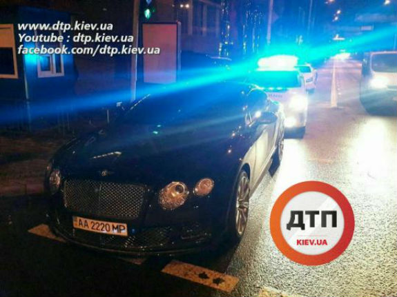 Столичні поліцейські евакуювали припаркований Bentley на штрафмайданчик - фото 1