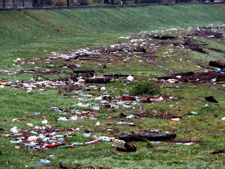 У Мукачеві велика вода залишила по собі тонни сміття - фото 2