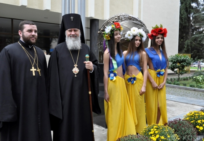 В Ужгороді оголені студентки у віночках розважали духовенство та депутатів - фото 2