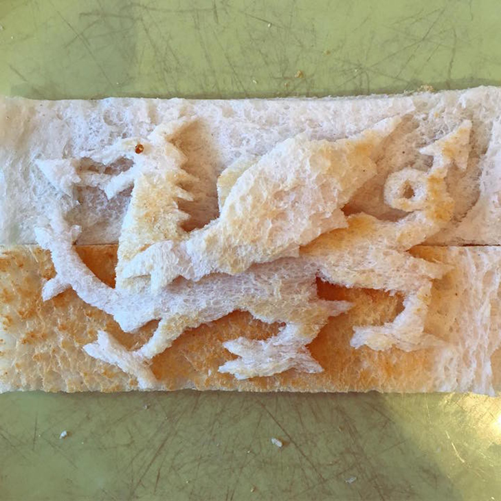 Неймовірні скульптури з тостів, які батько створює для хворої дочки - фото 11