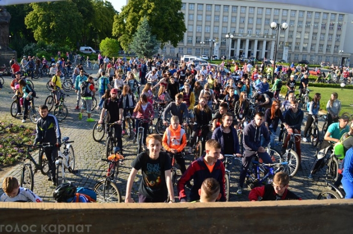 В Ужгороді тисяча велосипедистів доводили, що місто для них - фото 1