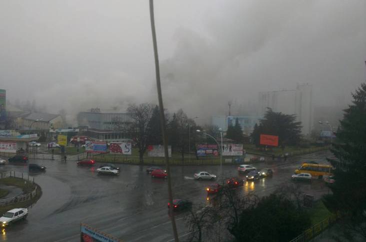 Дим від пожежі ужгородського універмагу видно за сотні метрів - фото 1