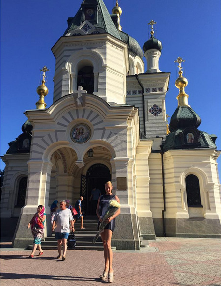 Волочкова у міні-спідниці сходила до церкви у Криму - фото 1