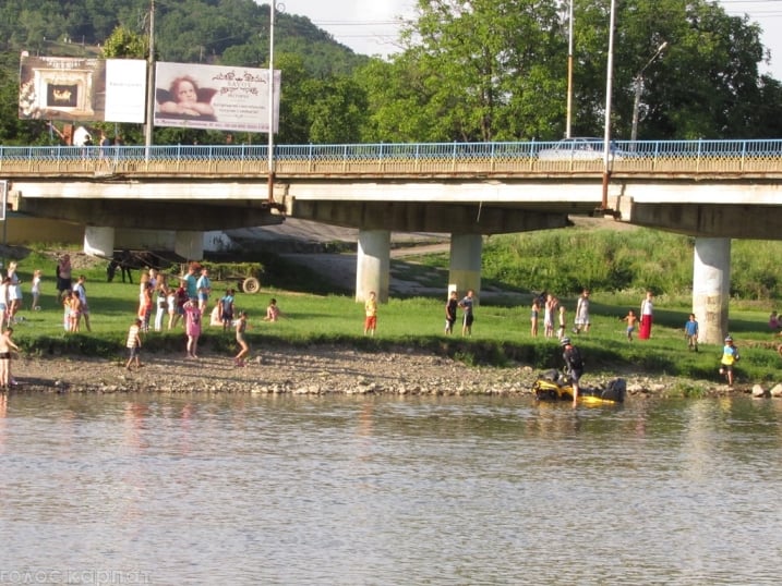 У Мукачеві влаштували перегони на квадроциклах прямо у річці - фото 1