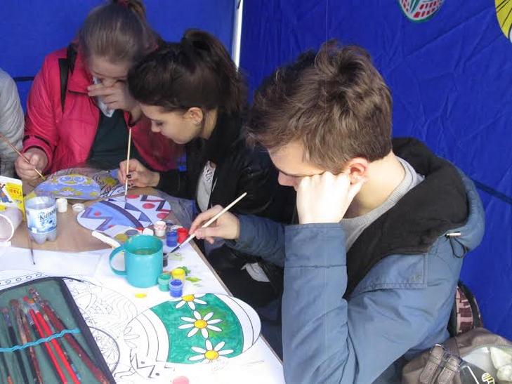 У Полтаві школярі розмальовують писанки усіх регіонів України - фото 1