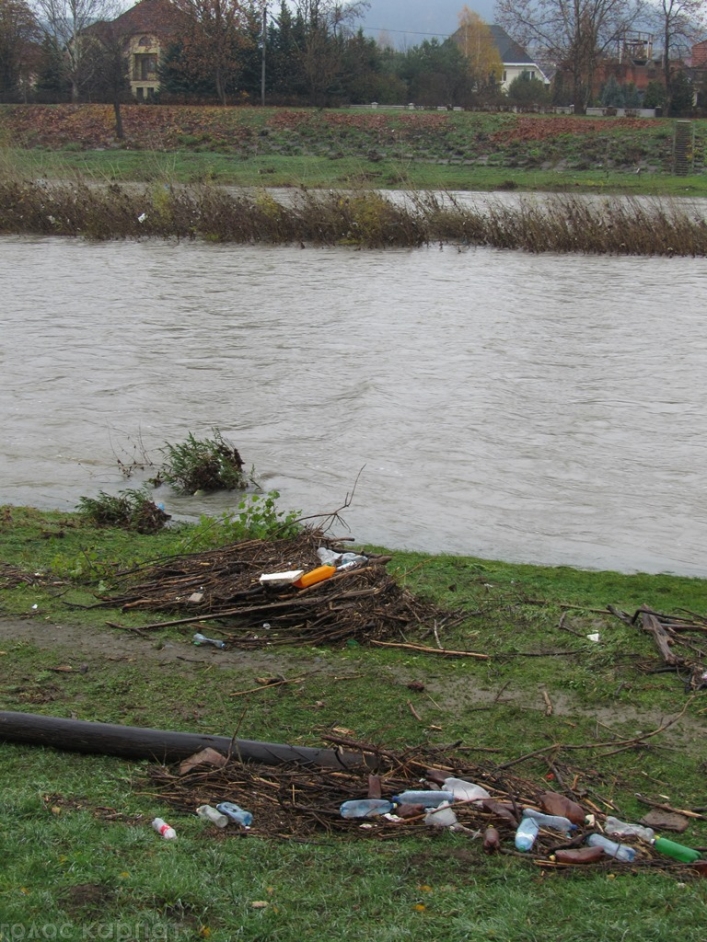У Мукачеві велика вода залишила по собі тонни сміття - фото 1