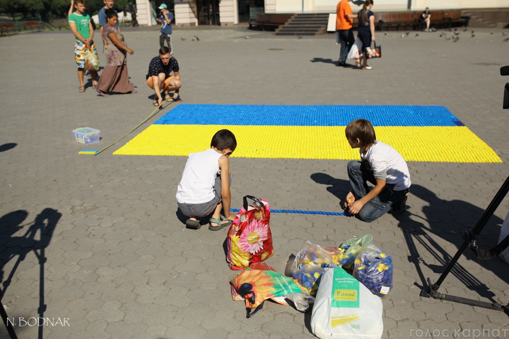Є! В Ужгороді виклали прапор України з пластикових кришок (ФОТО) - фото 3 Є! В Ужгороді виклали прапор України з пластикових кришок (ФОТО) - фото 3