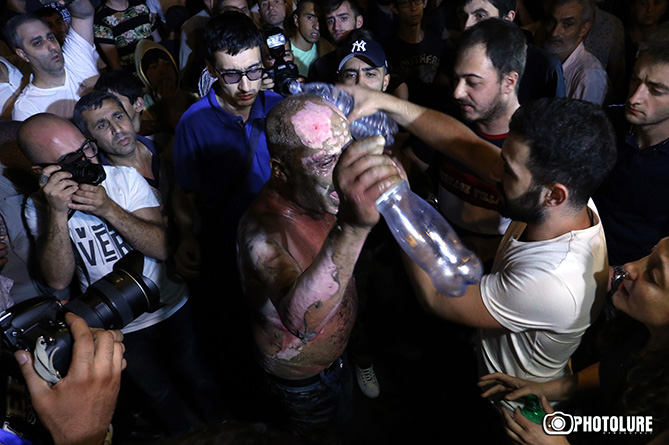 Оплески, натовп і спроба самоспалення: Як мітингують у Єревані - фото 3