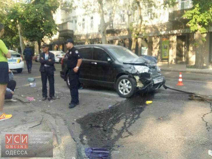 В центрі Одеси автівка мало не протаранила магазин - фото 1