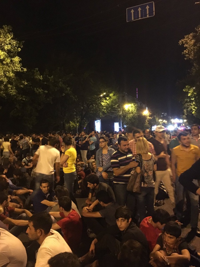 Оплески, натовп і спроба самоспалення: Як мітингують у Єревані - фото 1