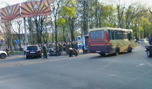 У центрі Донецька п'яний бойовик влаштував аварію і прострілив ногу водієві (ФОТО) - фото 1