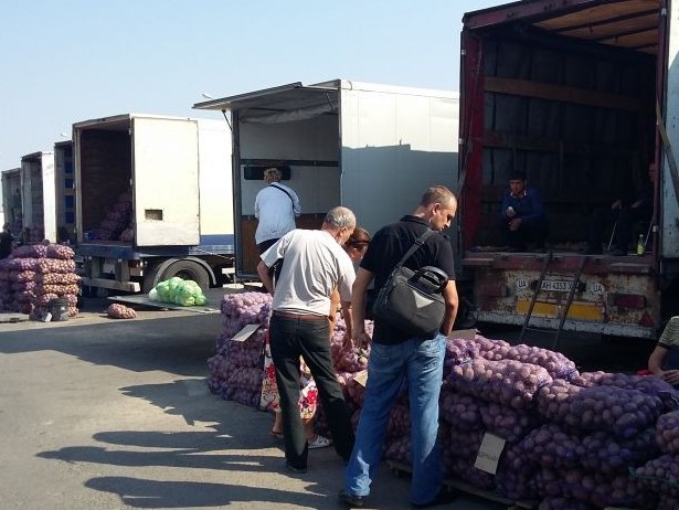 Постачальники продуктів в Крим знайшли новий ринок збуту овочів в Одесі - фото 1