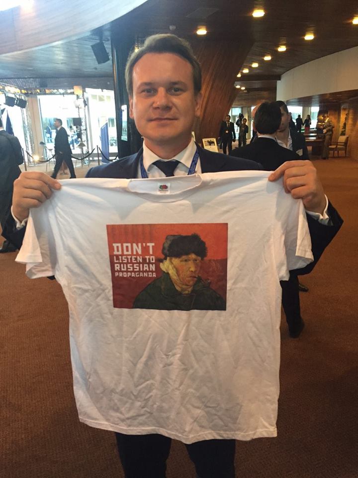 Депутати ПАСЄ покрасувалися в антипутінських футболках (ФОТО) - фото 4