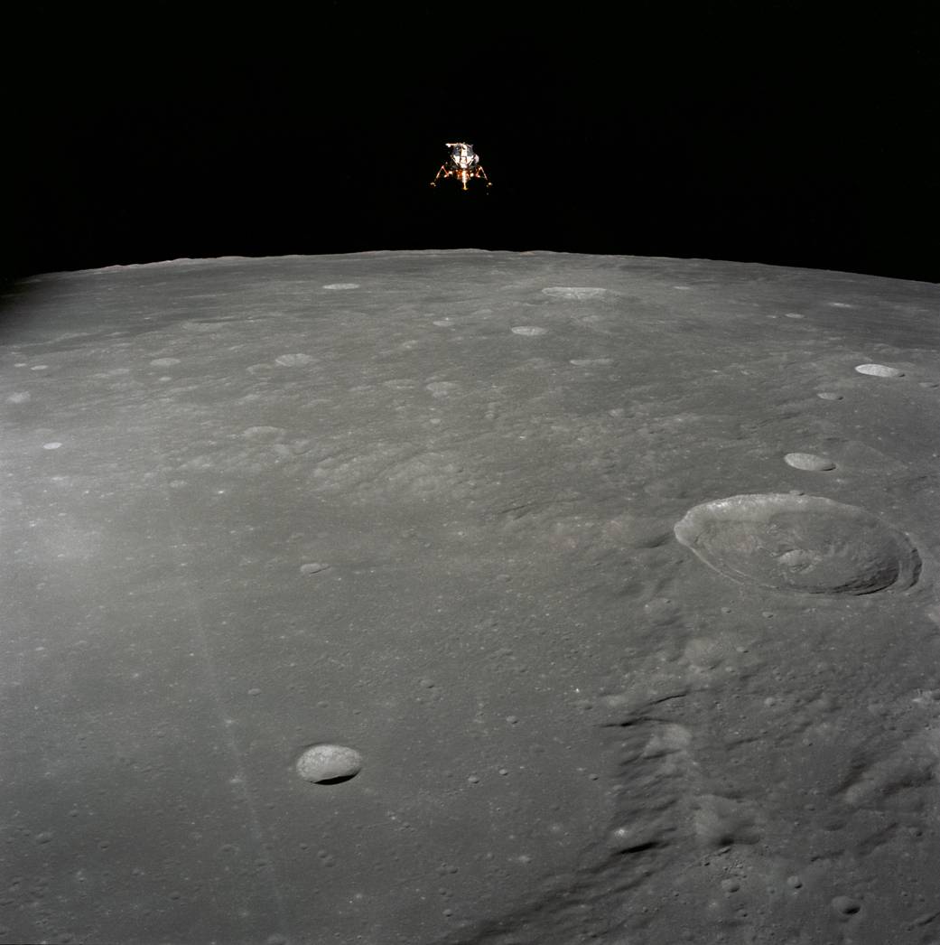NASA оприлюднило історичний знімок посадки модуля  "Аполлон-12" на Місяць - фото 1