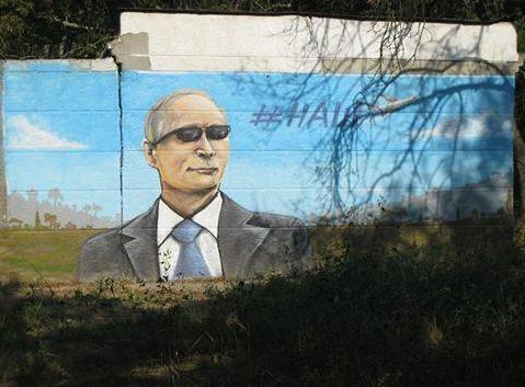 В окупованій Керчі Путіна з'явився на стіні туалету (ФОТО) - фото 1