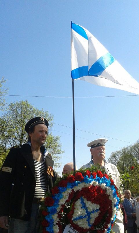 На заходи до Дня Перемоги в Латвії прийшли люди з георгіївськими стрічками - фото 2