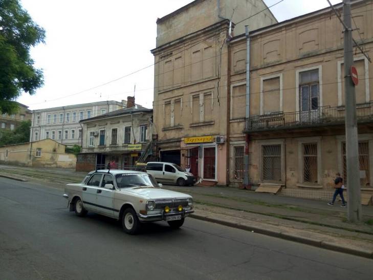В Одесі мікроавтобус без водія в'їхав в перукарню - фото 1