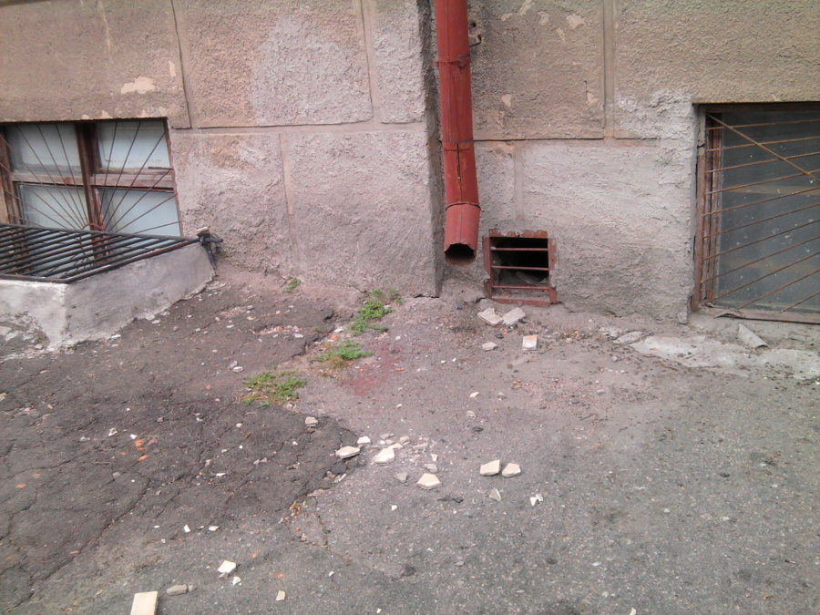 У Кіровограді з бізнес-центру нардепа сиплеться плитка і б’є авто - фото 2