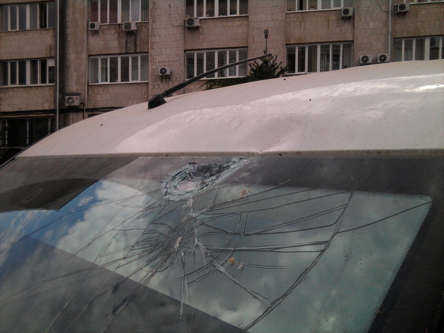 У Кіровограді з бізнес-центру нардепа сиплеться плитка і б’є авто - фото 1