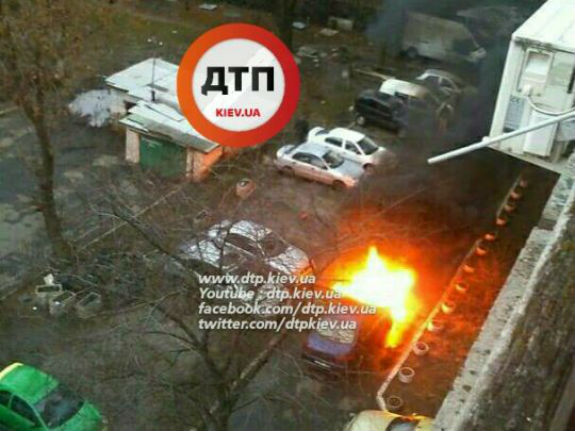 На столичній Солом’янці вибухнув і згорів автомобіль - фото 1