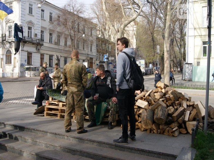 Активісти на прокурорському майдані в Одесі забарикадувалися. Очікували на штурм - фото 6