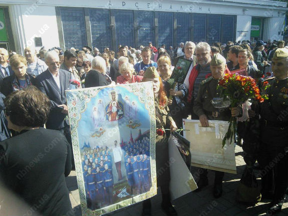 Кияни помітили в центрі міста "колорадські" стрічки та ікону зі Сталіним  - фото 1