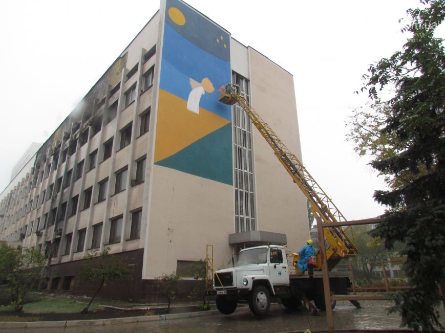 На будівлі Маріупольської міськради намалювали величезний український пейзаж: фотофакт - фото 1