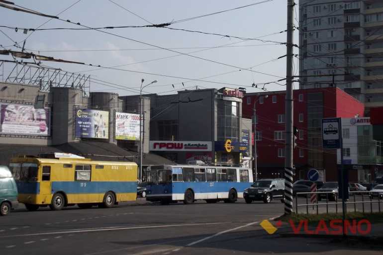 У Вінниці тролейбус розгромив двері кафе - фото 3