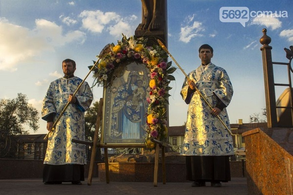 У Дніпродзержинську священики з іконами ходою перекрили центр міста - фото 3
