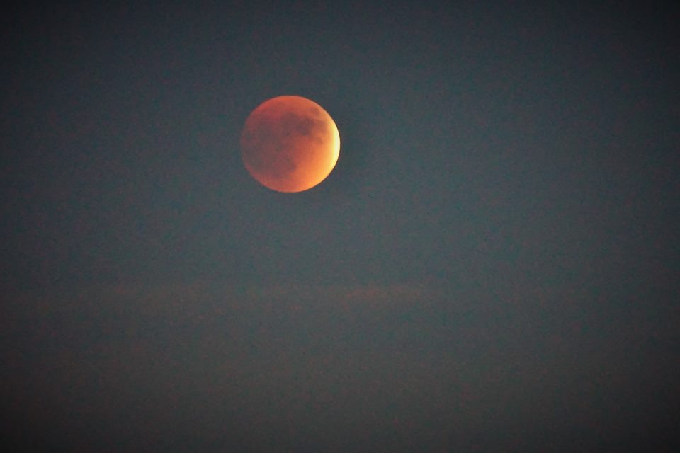 Жителі Землі вночі милувалися "Кривавим Місяцем" (ФОТО) - фото 2