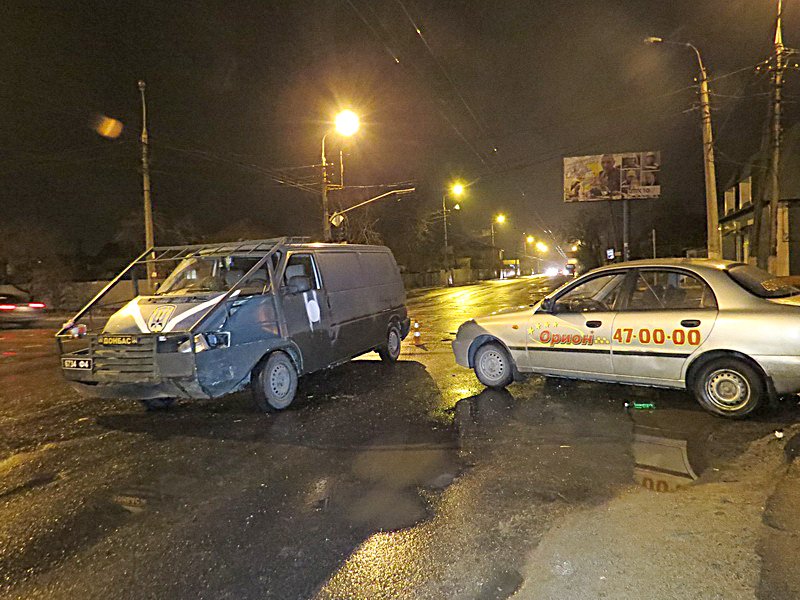 У Маріуполі мікроавтобус батальону "Донбас" протаранив таксі (ФОТО) - фото 1