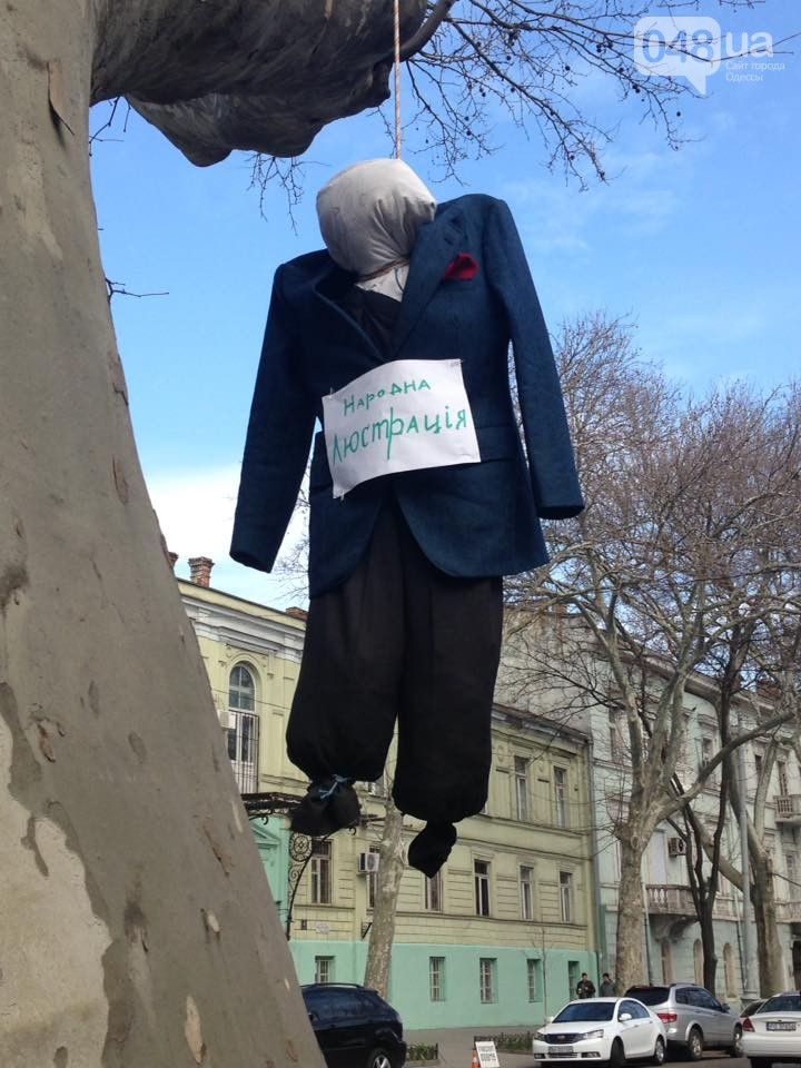 Активісти Одеси повісили на дереві опудало прокурора під вікнами прокуратури - фото 1