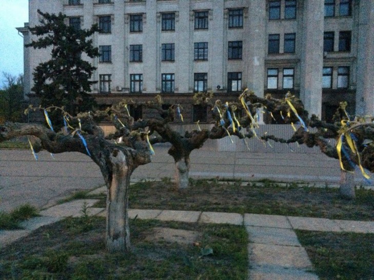 Одеські патріоти повісили оберіг перед Будинком профспілок на Куликовому полі - фото 1