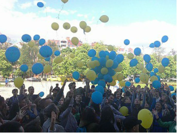На честь загиблих АТОвців полтавці запустили у небо повітряні кульки - фото 1