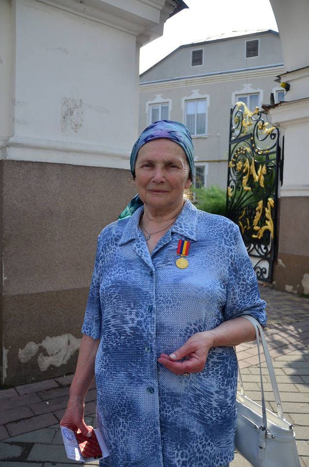 Філарет нагородив медаллю 81-річну бабусю, яка щодня в'яже шкарпетки бійцям АТО (ФОТО) - фото 1