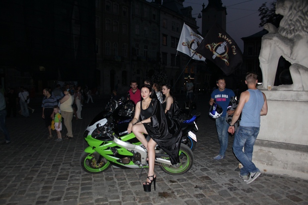 Дарт Вейдер привітав оголених дівчат на мотоциклах в центрі Львова - фото 3